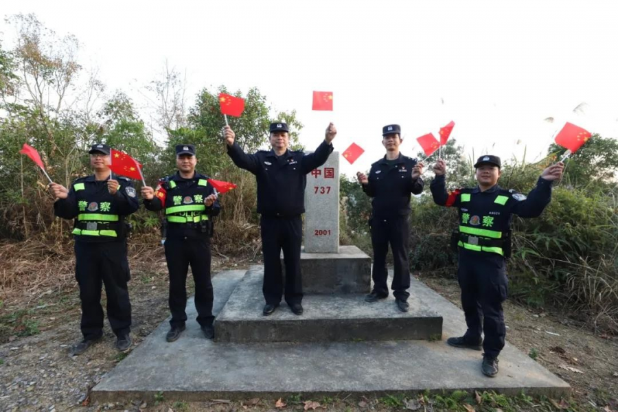 龙邦边检站民警描红界碑庆元旦 - 靖西市·靖西网