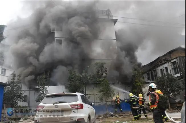 那坡县一居民熏腊肉不慎引发火灾，周边的严重受损！！！ - 靖西市·靖西网