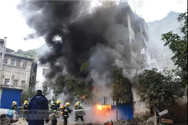 那坡县一居民熏腊肉不慎引发火灾，周边的严重受损！！！ - 靖西市·靖西网