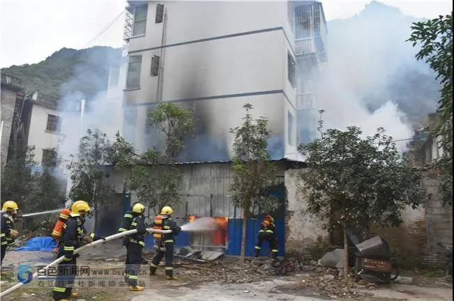 那坡县一居民熏腊肉不慎引发火灾，周边的严重受损！！！ - 靖西市·靖西网