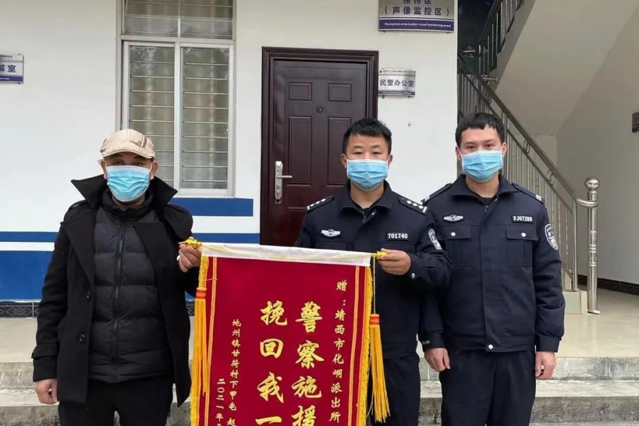 一男子骑车不慎摔入田间  靖西警方及时救助暖民心 - 靖西市·靖西网