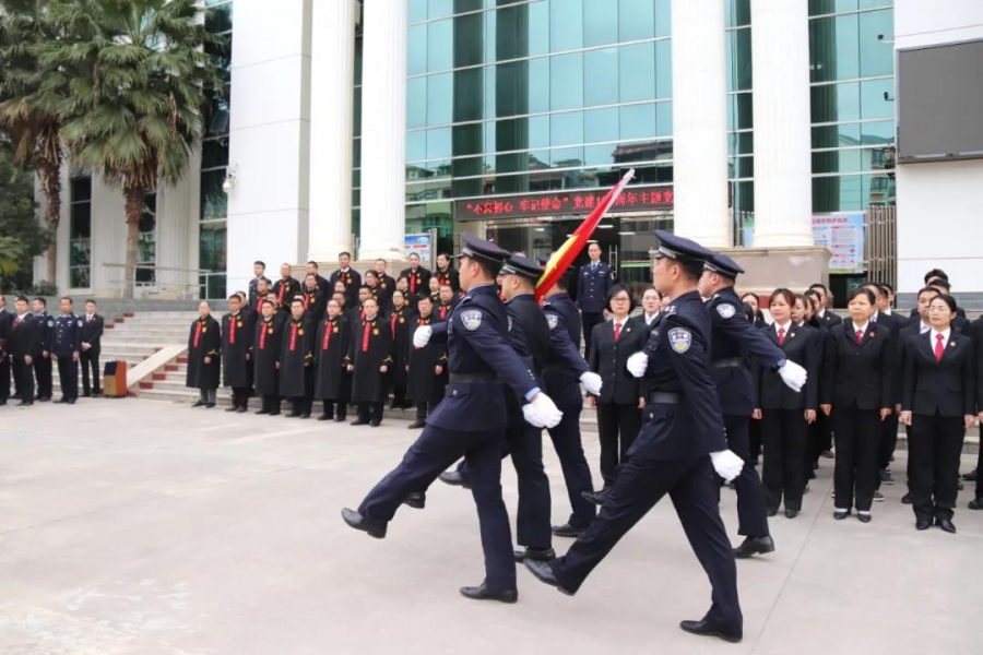 牢记誓言，聚力争先——靖西市法院新年上班第一天举行升旗仪式暨宪法宣誓活动鼓干劲 - 靖西市·靖西网