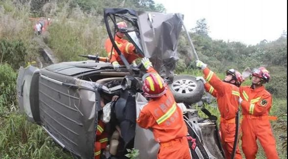 靖西一面包车翻下路坡3人被困..... - 靖西市·靖西网