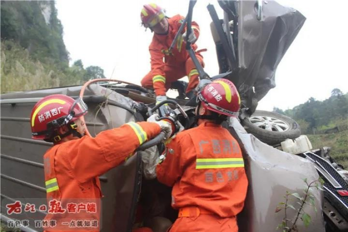 靖西武平至德保路段一面包车翻下路面，3名被困人员全部成功被救出 - 靖西市·靖西网