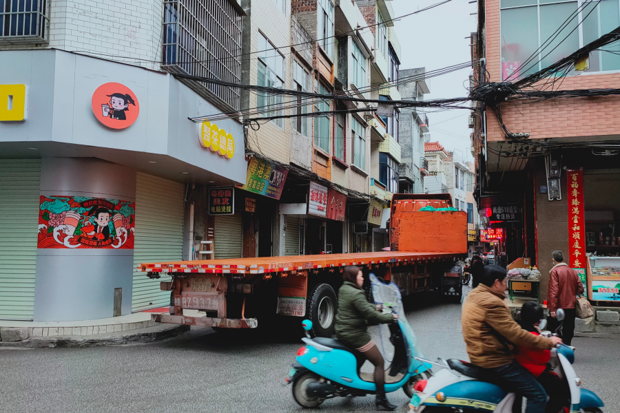 大车进小巷，不容易啊，看都心惊 - 靖西市·靖西网