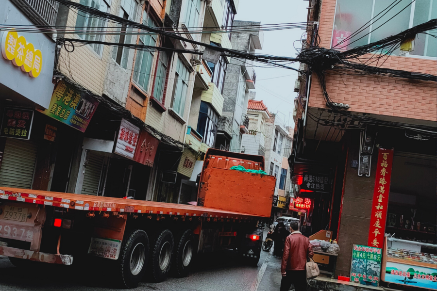 大车进小巷，不容易啊，看都心惊 - 靖西市·靖西网