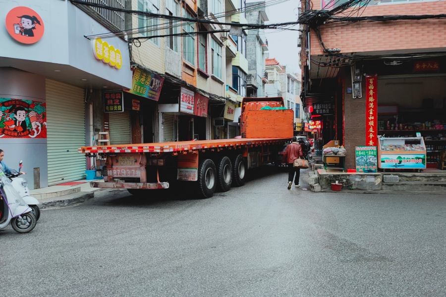 大车进小巷，不容易啊，看都心惊 - 靖西市·靖西网