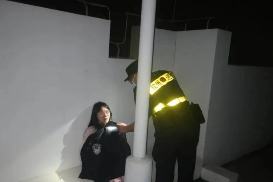 17岁花季少女服药后欲从32楼跳下，所幸民警及时救下！ - 靖西市·靖西网