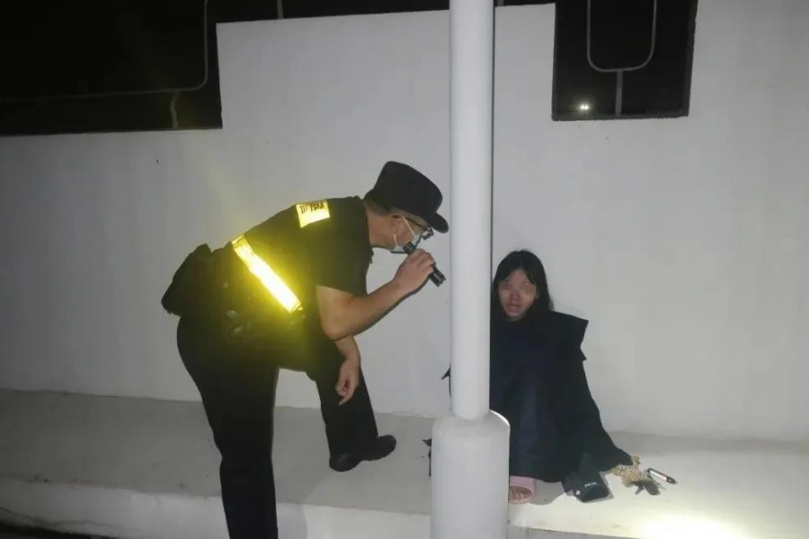 17岁花季少女服药后欲从32楼跳下，所幸民警及时救下！ - 靖西市·靖西网