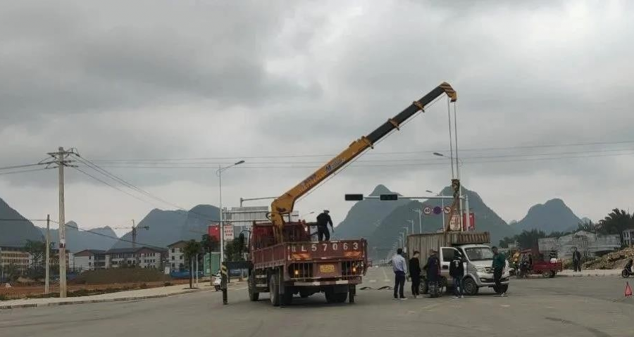 险! 今天靖西往外国语学校十字路口发生一起交通事故！ - 靖西市·靖西网