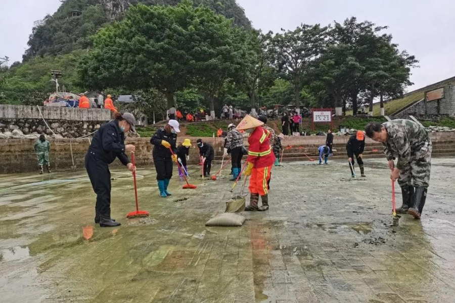 呵护生态文明，靖西城管人在行动 - 靖西市·靖西网