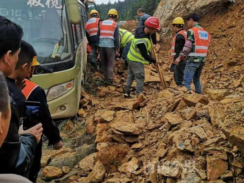 雨天塌方，广西发生两起塌方事故，1人不幸遇难... - 靖西市·靖西网