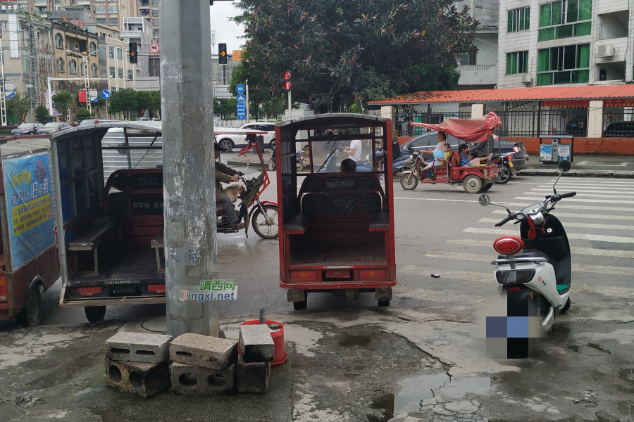 东门路口，几个无牌三轮车在等着拉客。。。 - 靖西市·靖西网