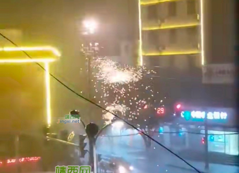 城东路靖西二中十字路口电线杆因下雨出现电路浸泡后漏电，电花四射....... - 靖西市·靖西网