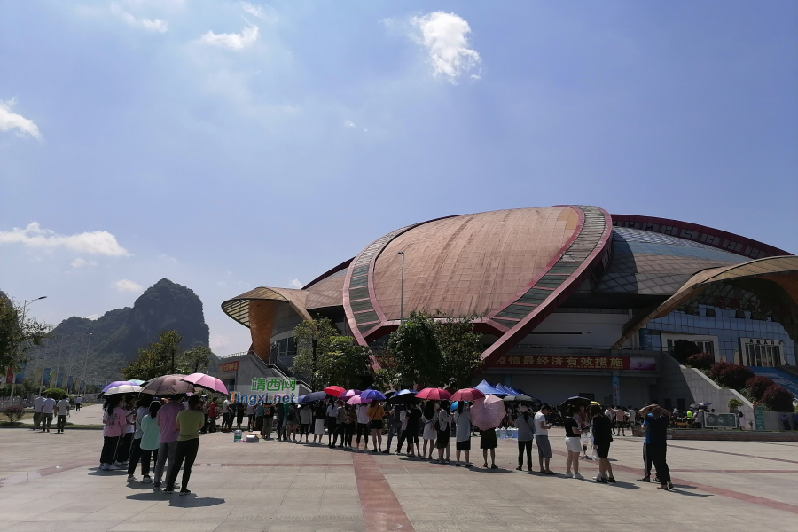 来体育馆排排队，免费打疫苗，防止国外病毒入侵 - 靖西市·靖西网