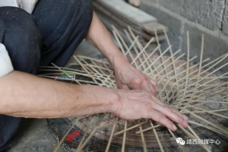 靖西这个大爷在黑暗中的编织人生 - 靖西市·靖西网