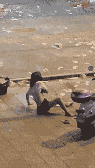 辣眼睛！一女子喝醉酒当街撩衣脱裤，还被拍了视频！ - 靖西市·靖西网