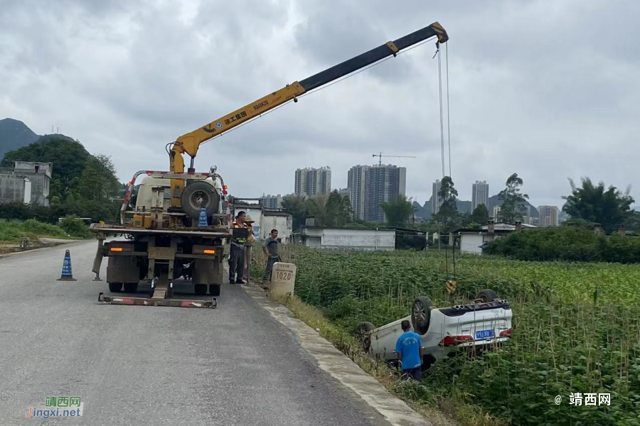 今日，靖西至化峒路段，一辆小车不慎翻入路边田中... - 靖西市·靖西网