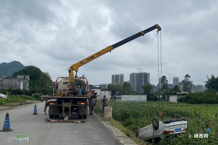 今日，靖西至化峒路段，一辆小车不慎翻入路边田中... - 靖西市·靖西网