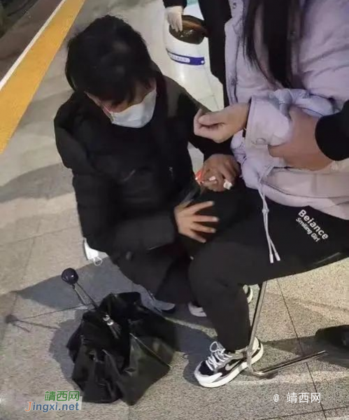 漂亮姑娘在车站用针灸为路人施救，赞 - 靖西市·靖西网