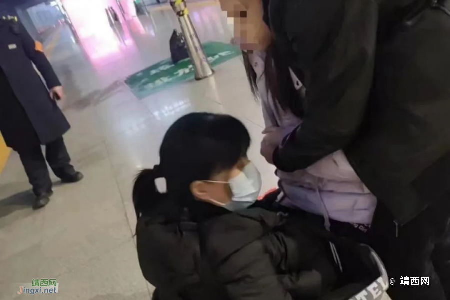 漂亮姑娘在车站用针灸为路人施救，赞 - 靖西市·靖西网