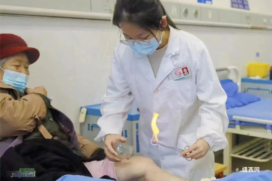 漂亮姑娘在车站用针灸为路人施救，赞 - 靖西市·靖西网