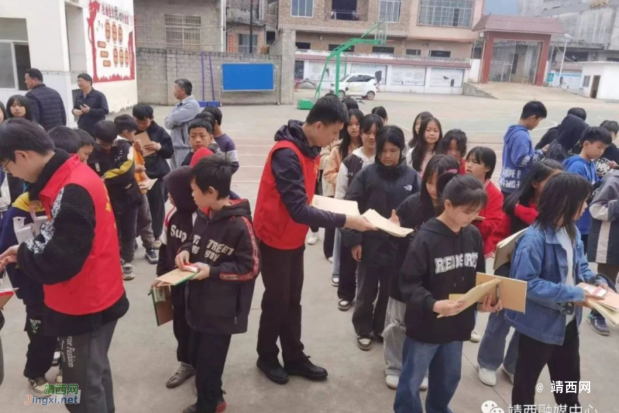 靖西龙临镇大品村：爱心温暖小学生 学习雷锋促振兴 - 靖西市·靖西网