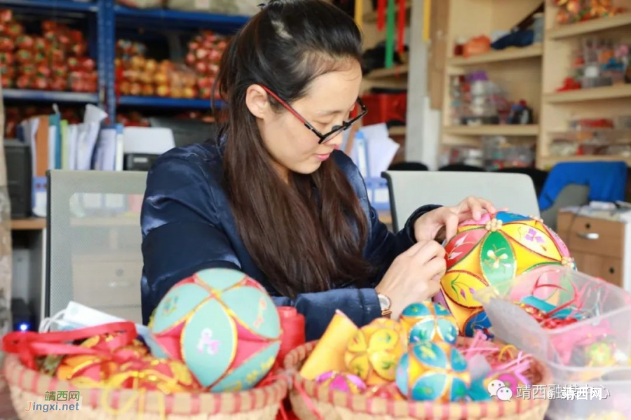 靖西市粤桂协作帮扶车间带头人王秀芬荣获“全国五一劳动奖章” - 靖西市·靖西网