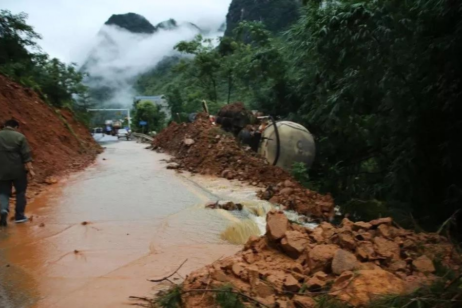 【视频】凌云遭暴雨袭击，2人死亡，国道塌方，近百辆车滞留！ - 靖西市·靖西网