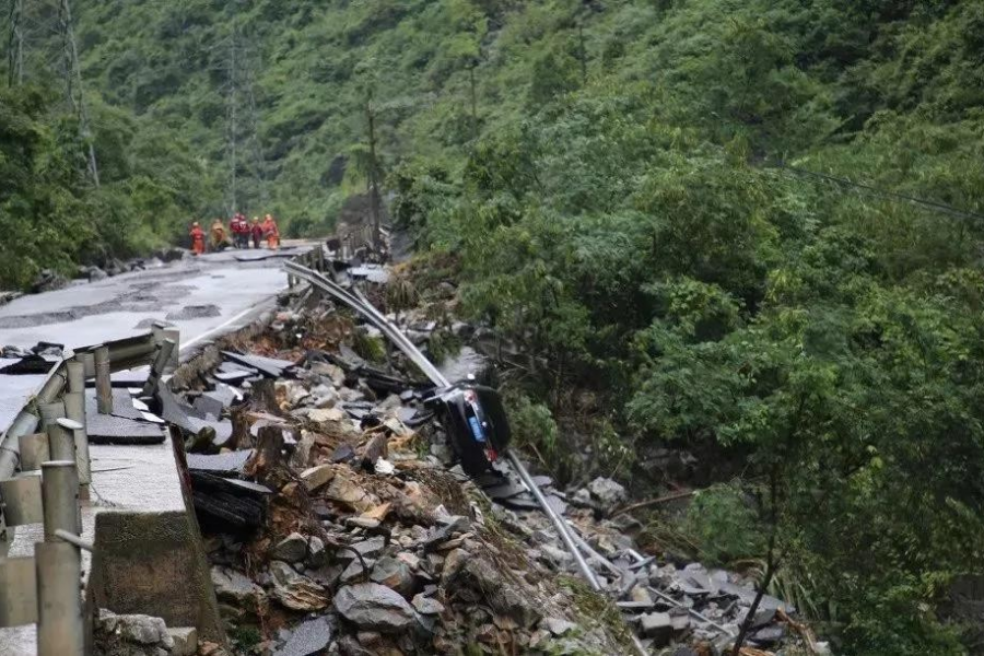 【视频】凌云遭暴雨袭击，2人死亡，国道塌方，近百辆车滞留！ - 靖西市·靖西网