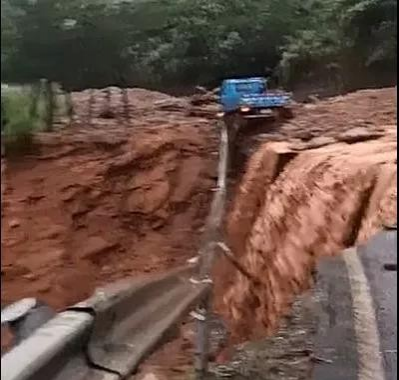 【视频】凌云遭暴雨袭击，2人死亡，国道塌方，近百辆车滞留！ - 靖西市·靖西网