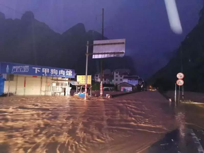 【视频】凌云遭暴雨袭击，2人死亡，国道塌方，近百辆车滞留！ - 靖西市·靖西网